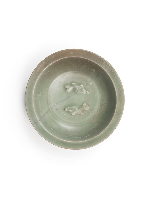 A LONGQUAN CELADON 'TWIN FISH' PORCELAIN DISH