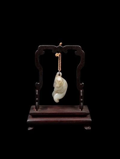 Cina, Dinastia Qing, Piccolo intaglio in giada celadon a forma di scimmietta