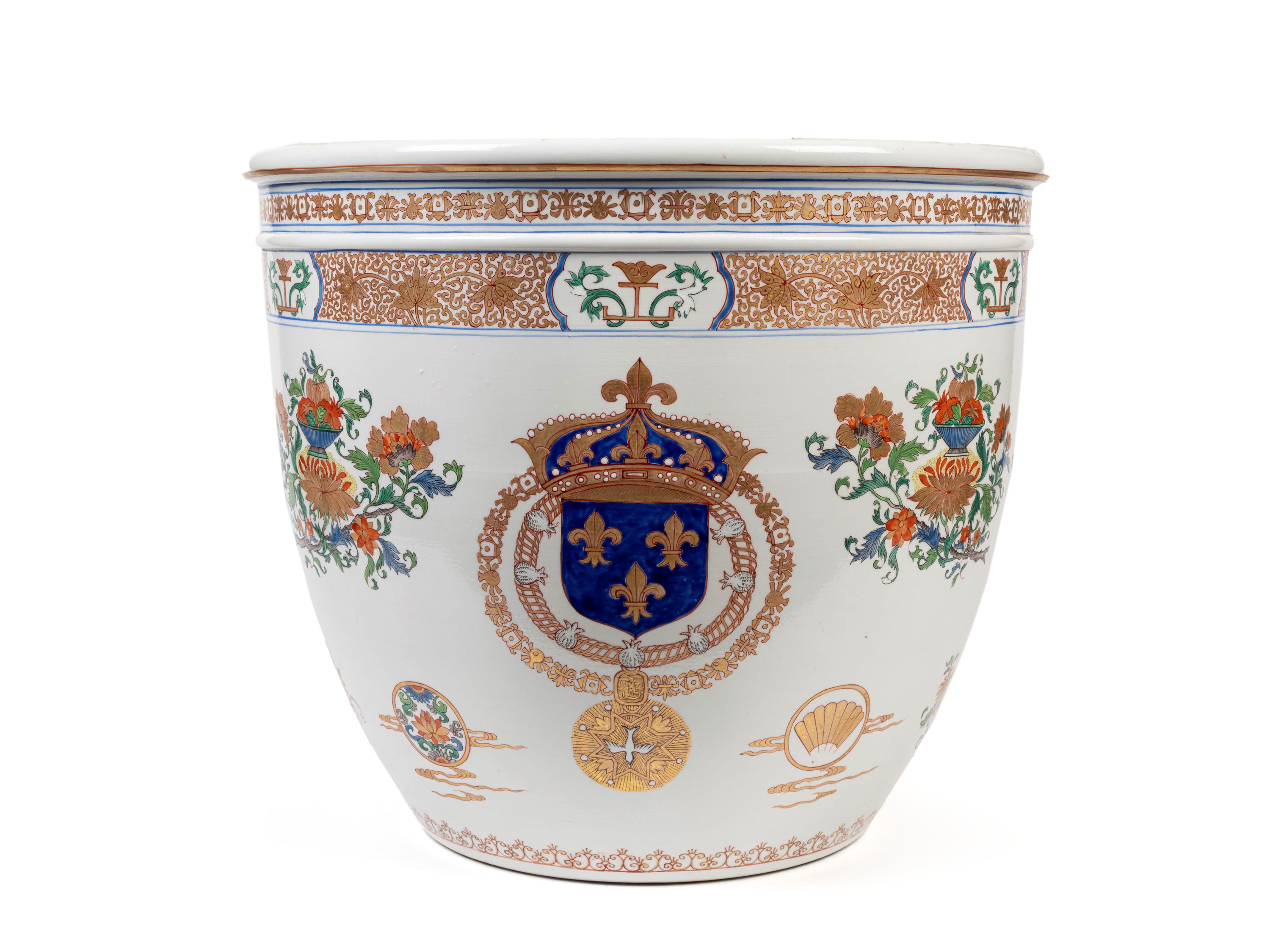 GIARDINIERA ARMORIAL "ARMI REALI DI FRANCIA” IN PORCELLANA POLICROMA