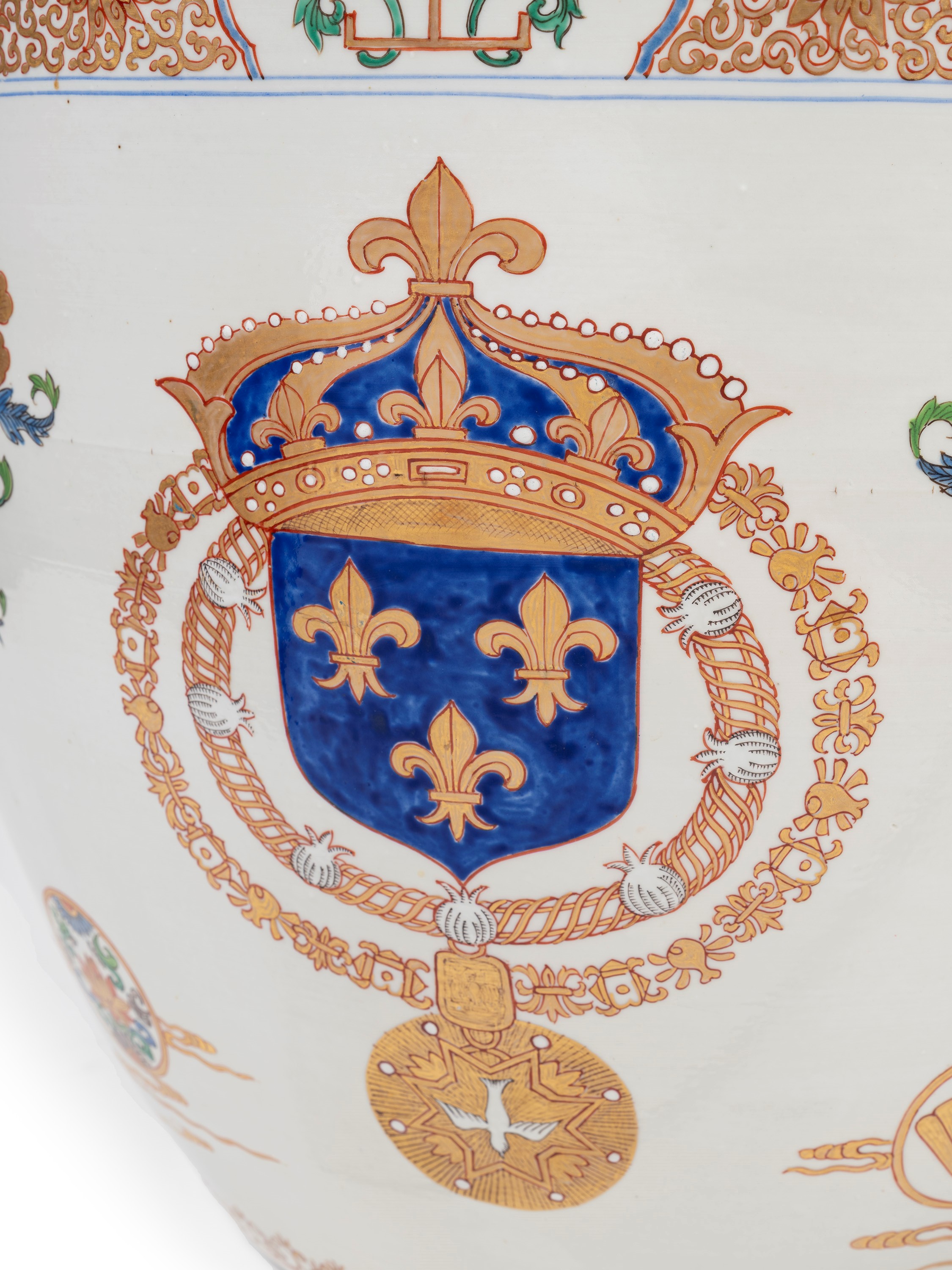 GIARDINIERA ARMORIAL "ARMI REALI DI FRANCIA” IN PORCELLANA POLICROMA