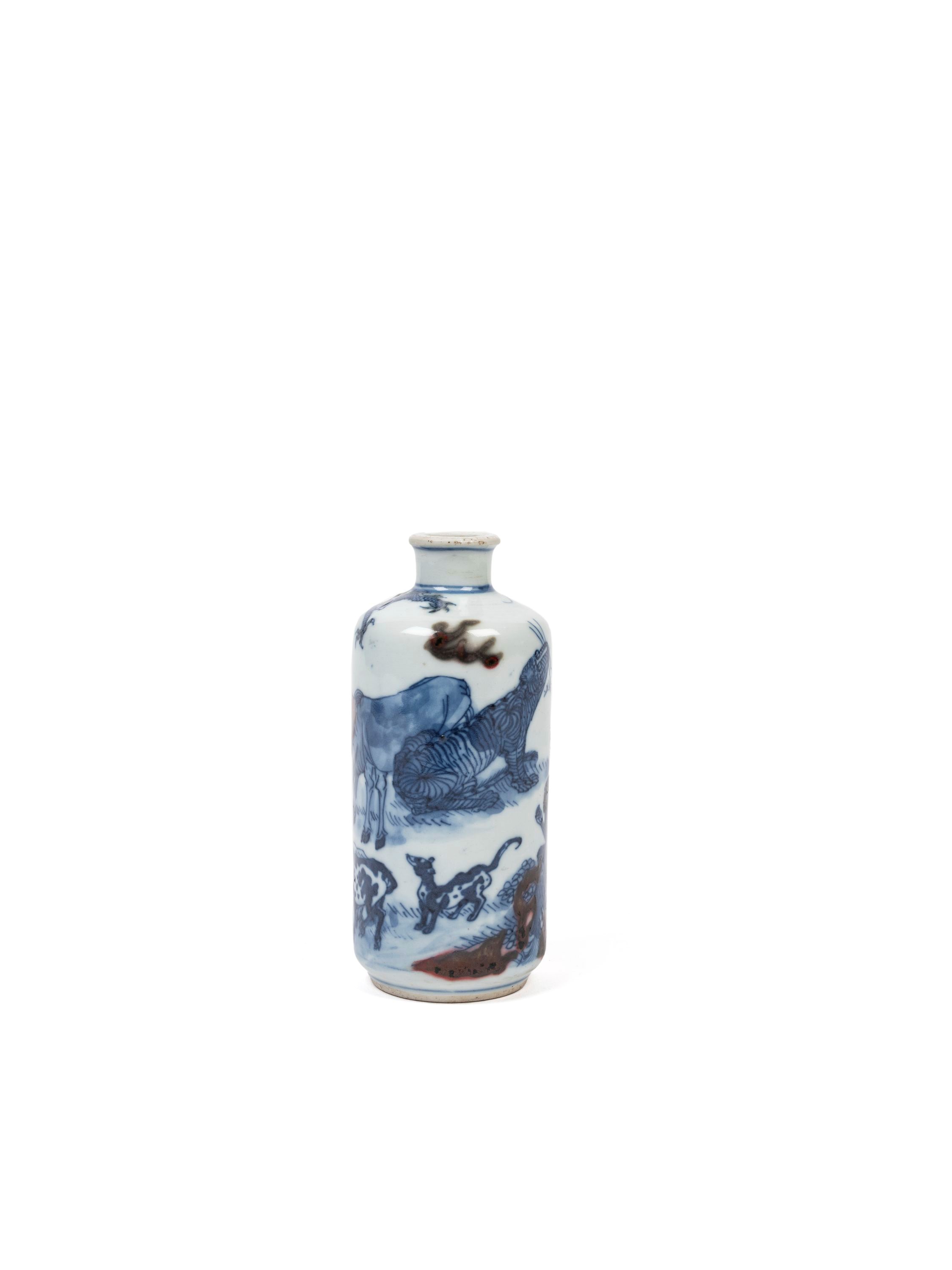 SNUFF BOTTLE IN PORCELLANA BLU E ROSSO SOTTO COPERTA