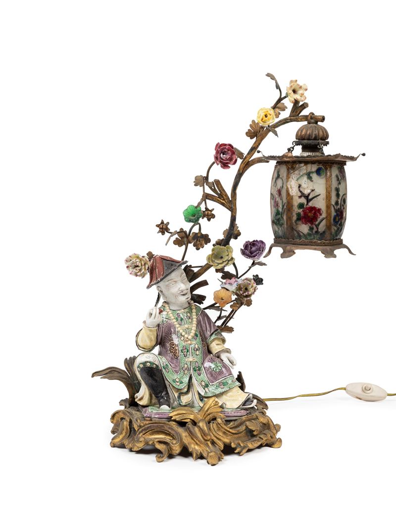 LAMPADA IN PORCELLANA POLICROMA MONTATA IN BRONZO RAFFIGURANTE DIGNITARIO SEDUTO