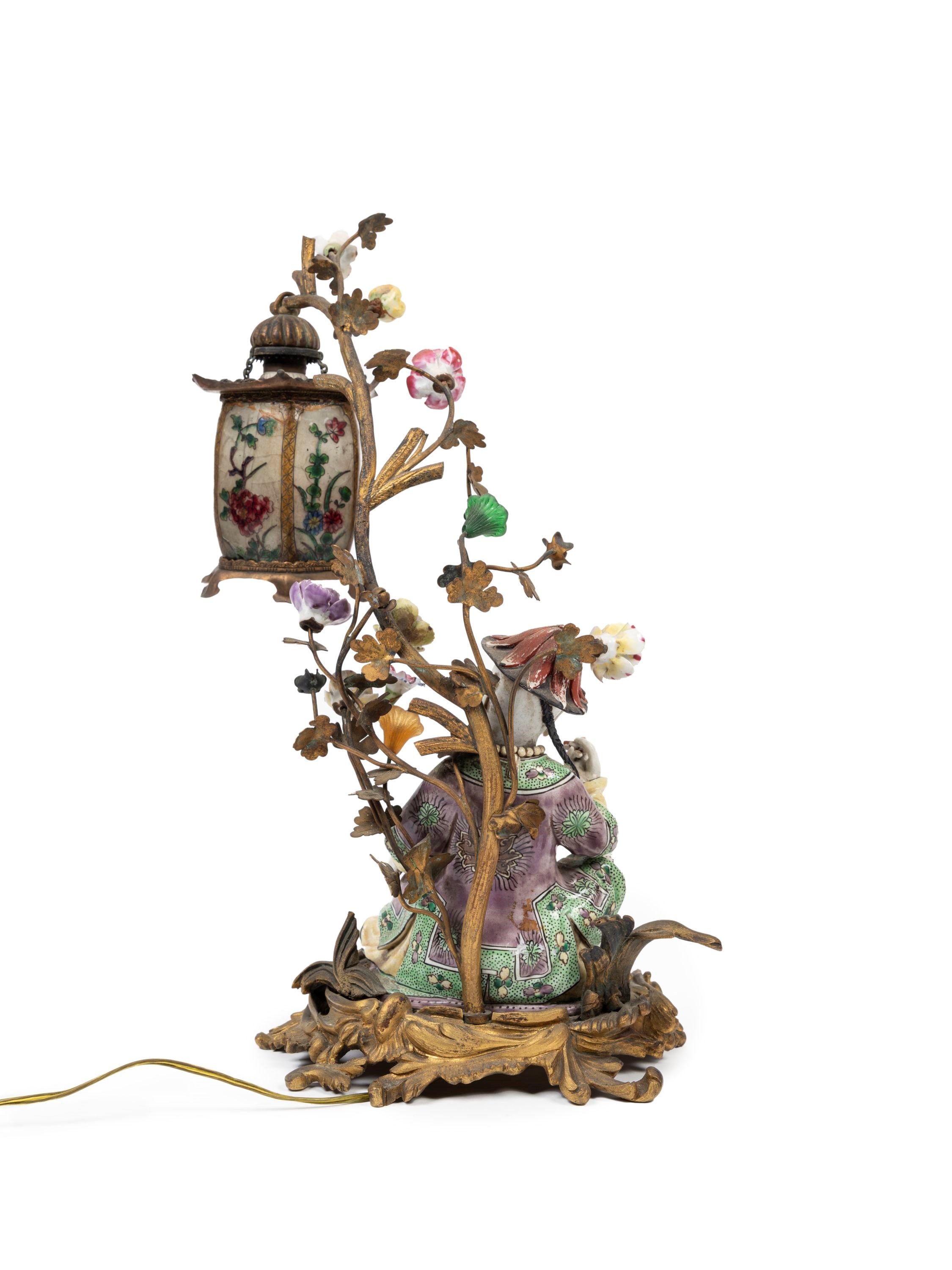 LAMPADA IN PORCELLANA POLICROMA MONTATA IN BRONZO RAFFIGURANTE DIGNITARIO SEDUTO