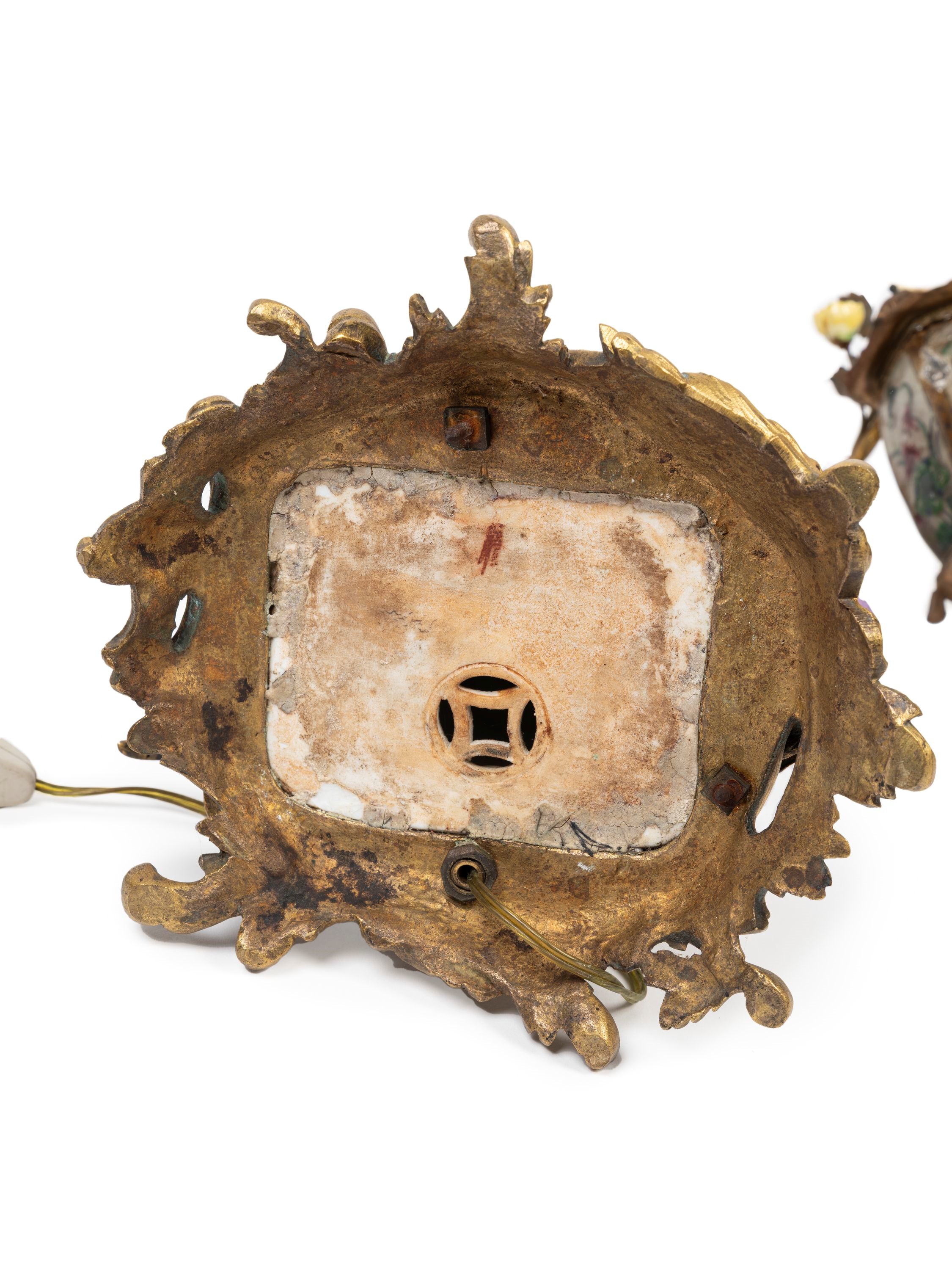 LAMPADA IN PORCELLANA POLICROMA MONTATA IN BRONZO RAFFIGURANTE DIGNITARIO SEDUTO
