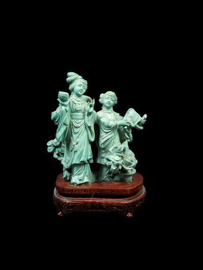Intaglio in turchese raffigurante due dame con ventagli e fiori, Cina, XX secolo