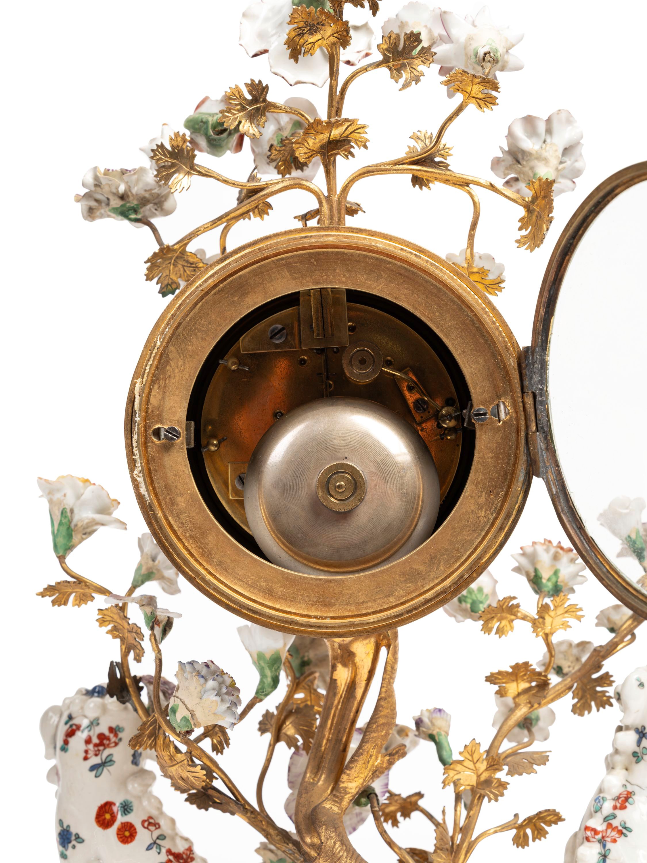 TRITTICO IN PORCELLANA POLICROMA E BRONZO DORATO