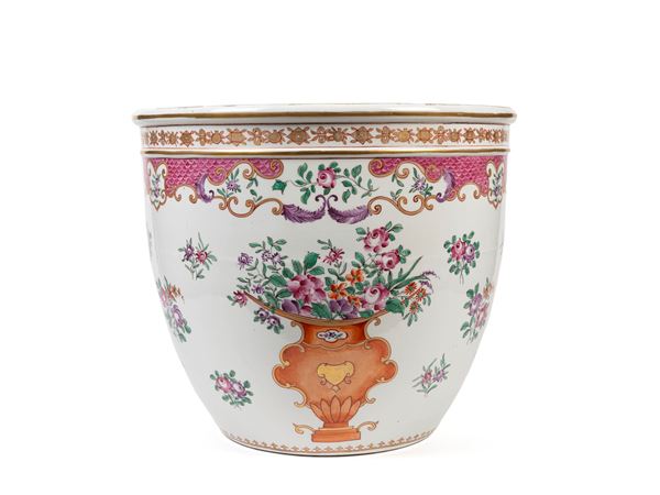 POLYCHROME PORCELAIN CACHEPOT IN FAMILLE ROSE TONES
