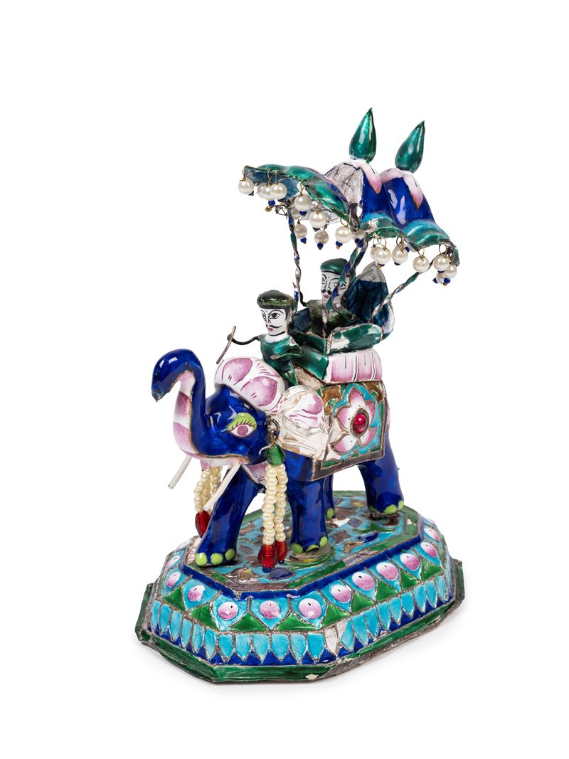 Scultura in argento e smalto raffigurante un sultano con attendente su elefante