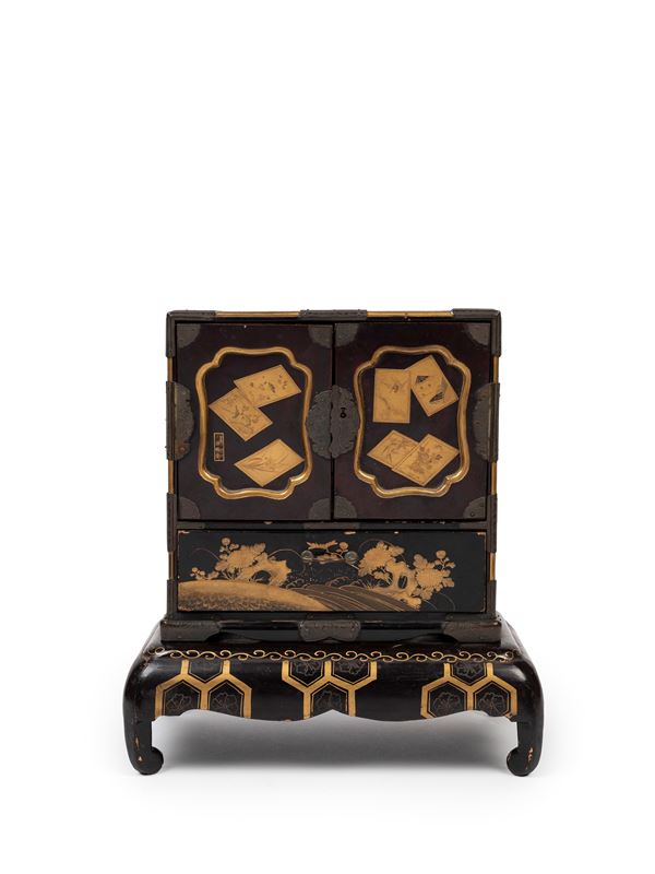 KODANSŌ IN BLACK AND GOLD LACQUER