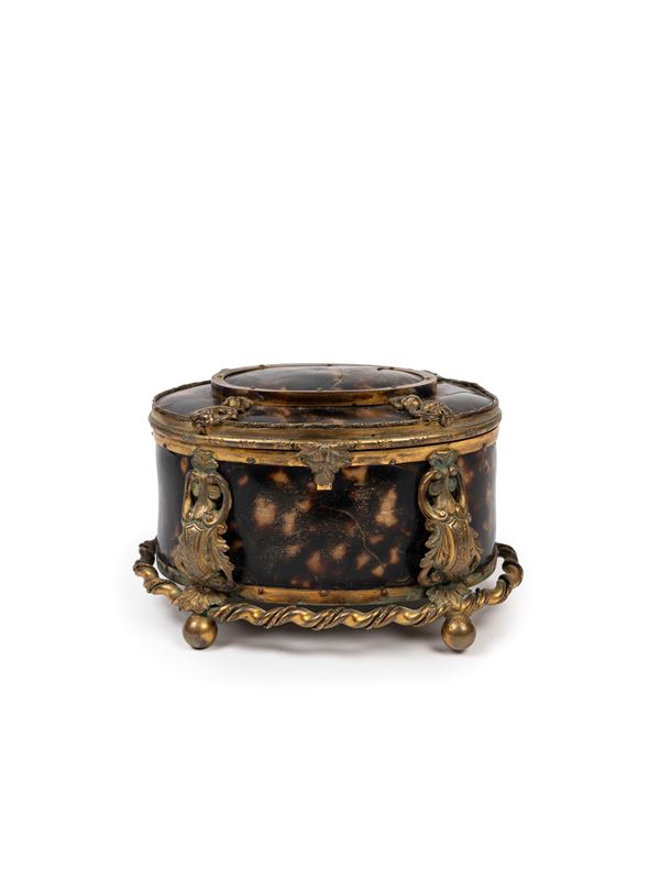 CASKET IN TORTOISESHELL AND GILT BRONZE