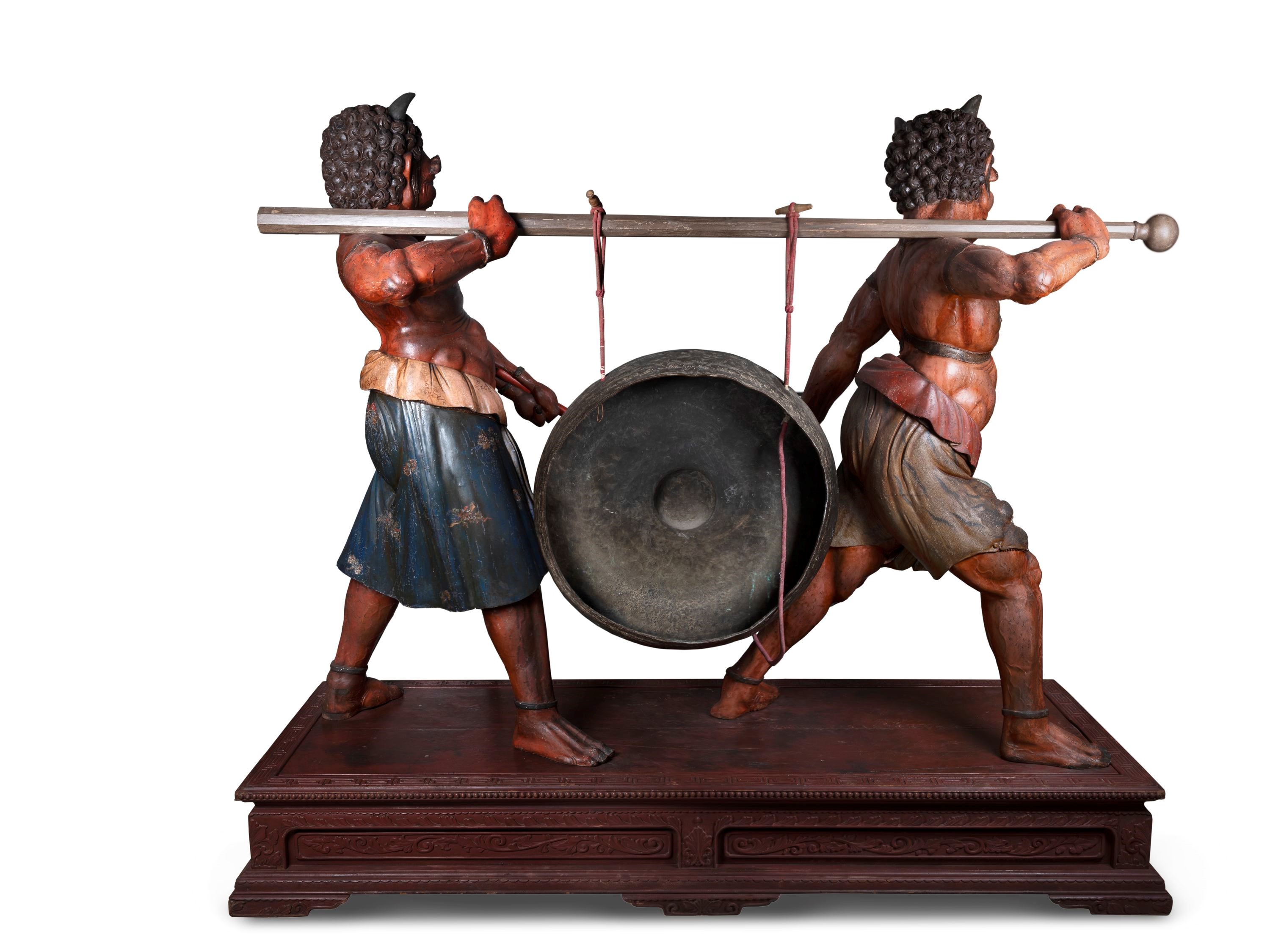 Scultore Giapponese, Enorme scultura in legno laccato raffigurante due oni