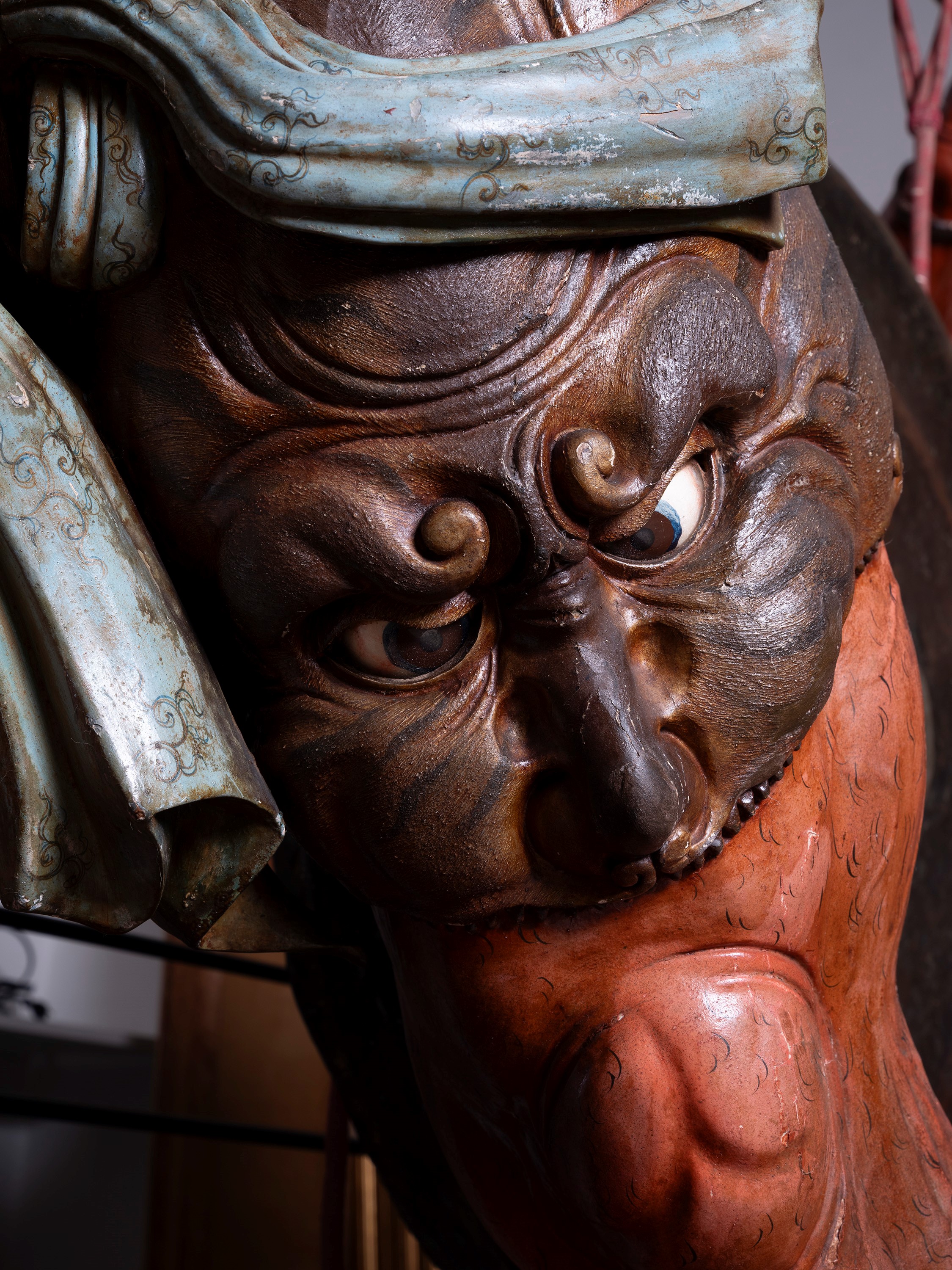 Scultore Giapponese, Enorme scultura in legno laccato raffigurante due oni