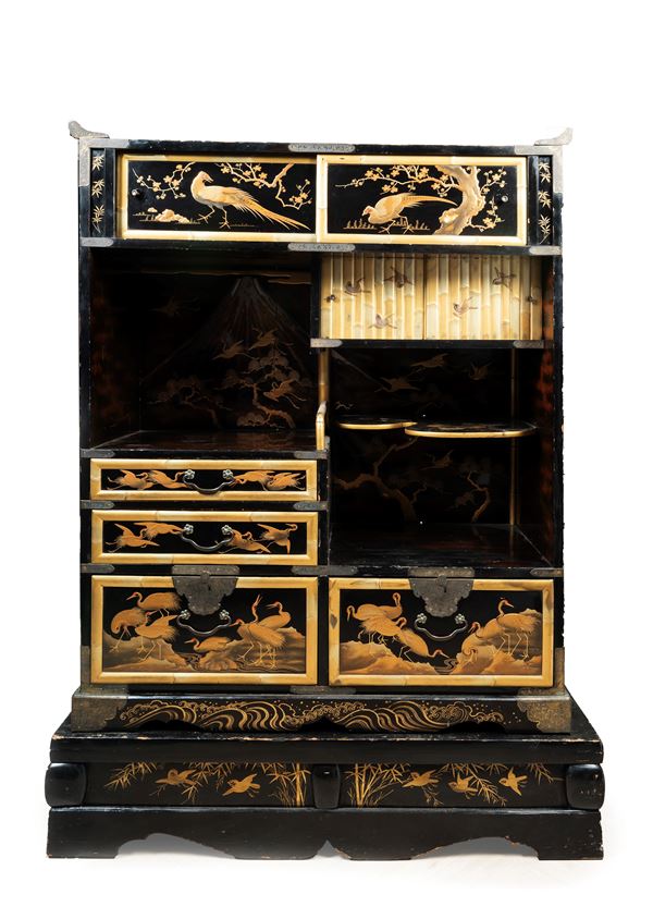 BLACK AND GOLD LACQUER KODANSU