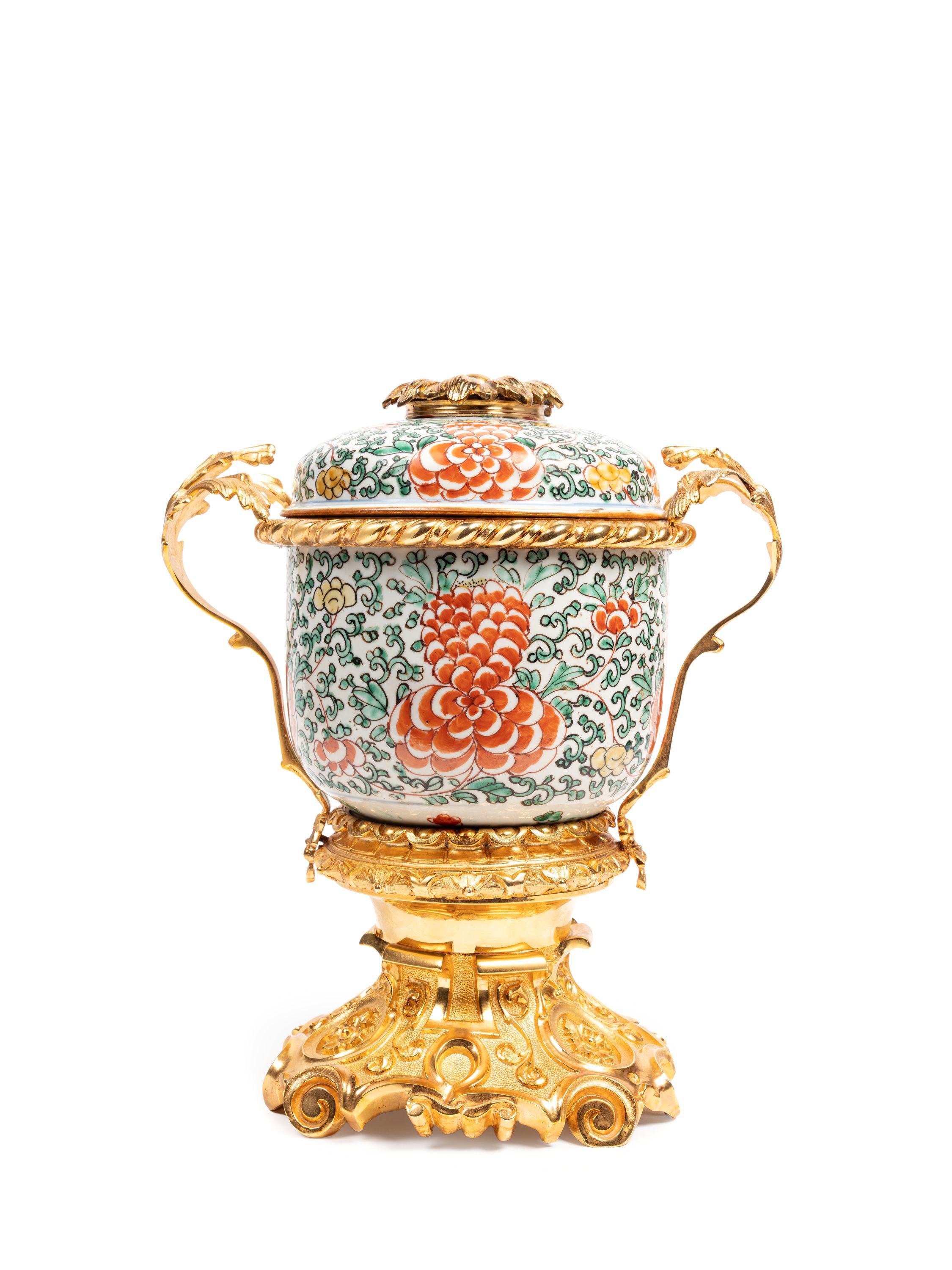 CIOTOLA IN PORCELLANA POLICROMA MONTATA IN BRONZO