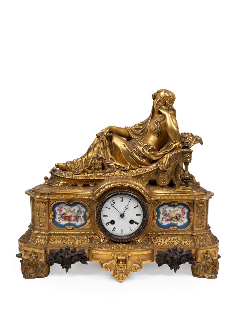 Orologio a pendolo in bronzo dorato con decorazioni in porcellana, Francia, XIX secolo