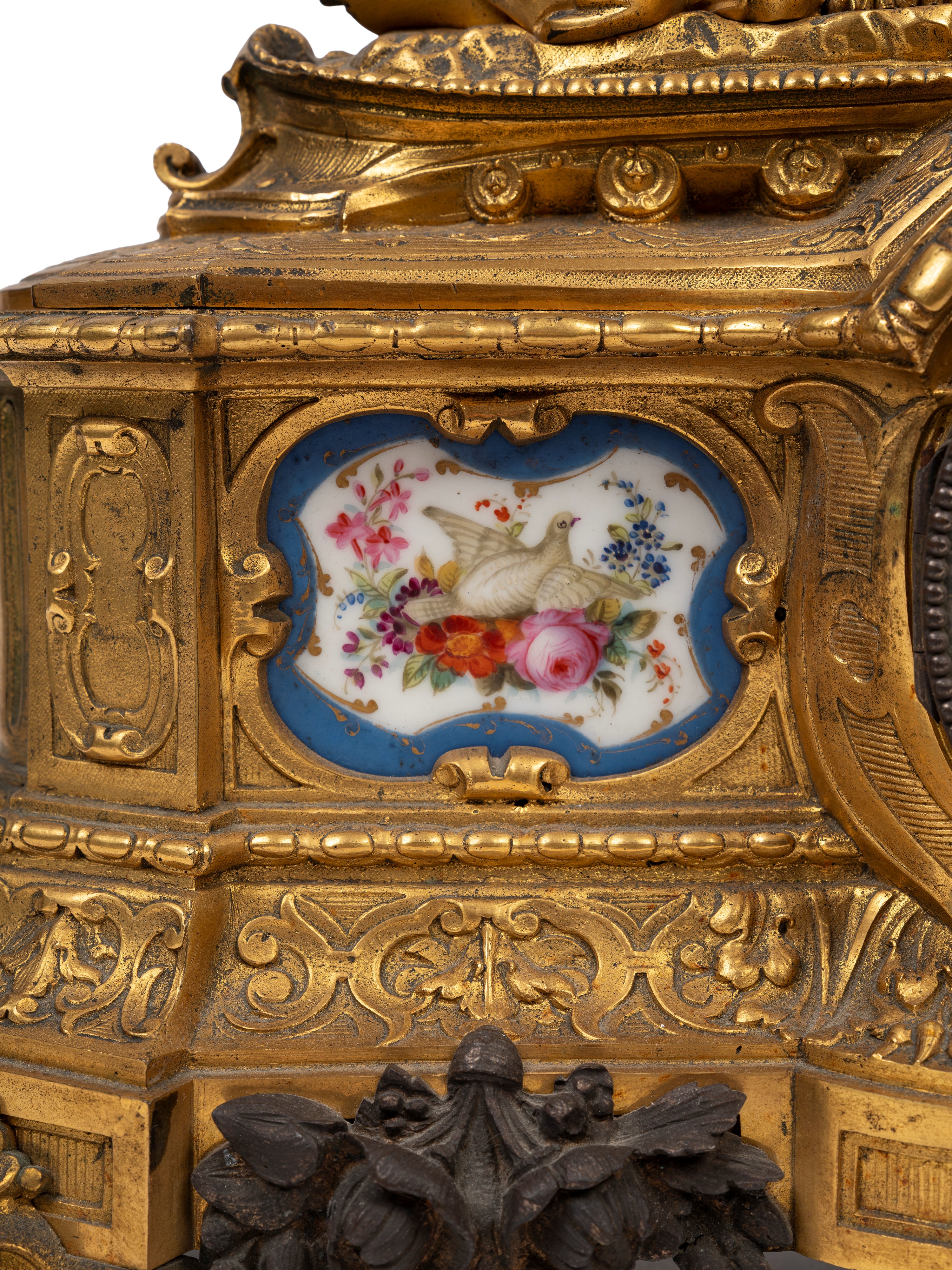 Orologio a pendolo in bronzo dorato con decorazioni in porcellana, Francia, XIX secolo
