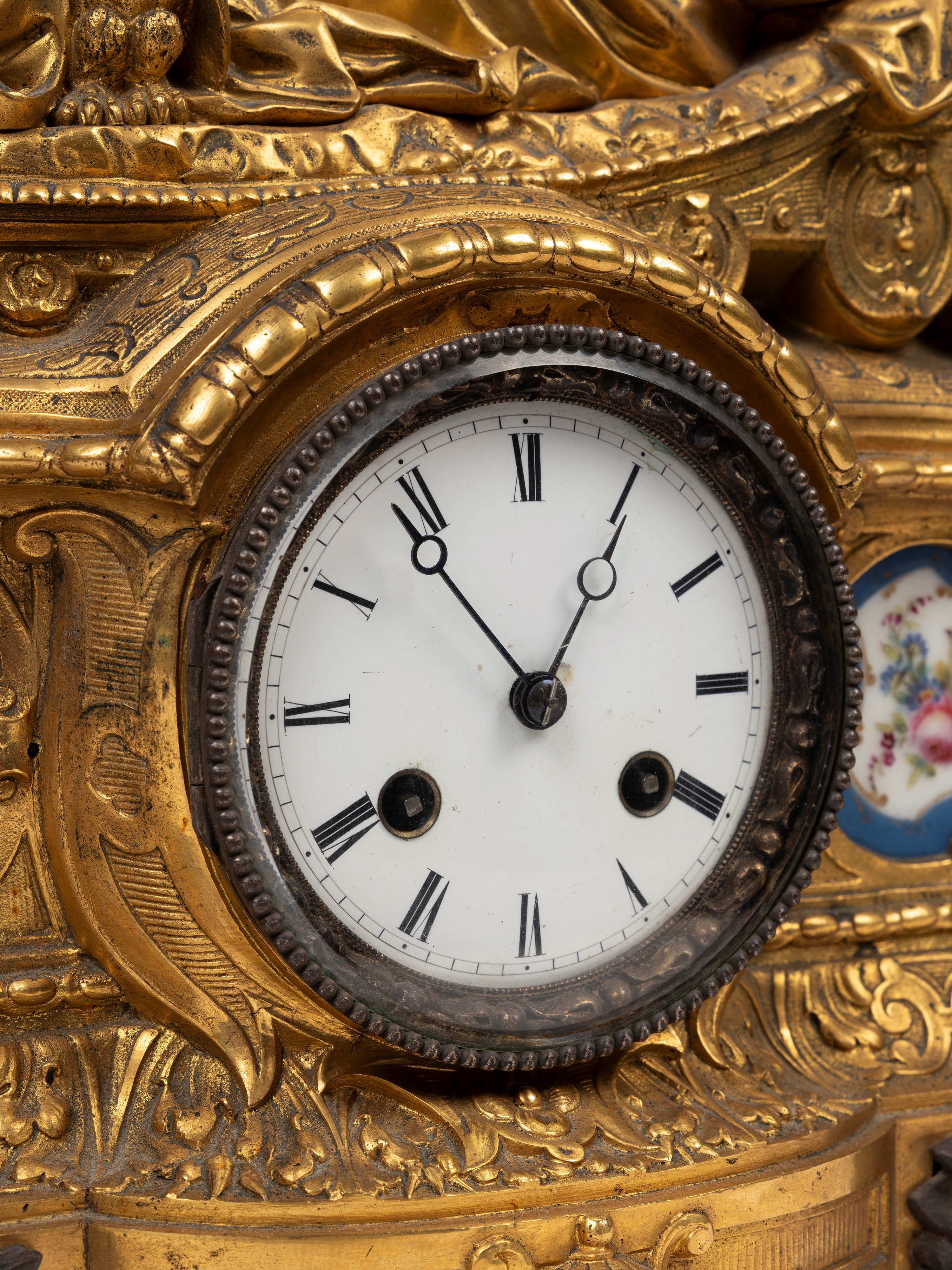 Orologio a pendolo in bronzo dorato con decorazioni in porcellana, Francia, XIX secolo
