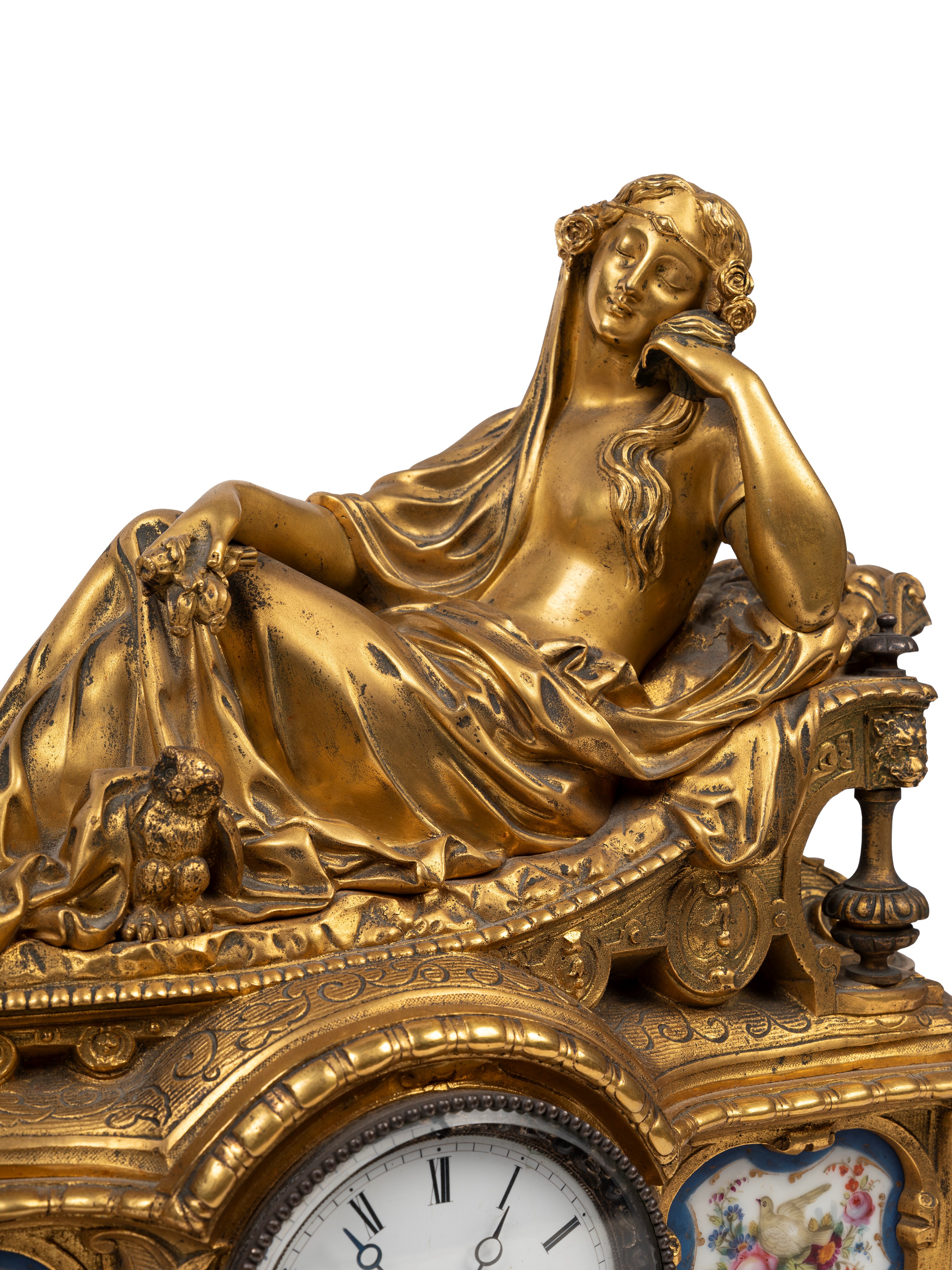 Orologio a pendolo in bronzo dorato con decorazioni in porcellana, Francia, XIX secolo