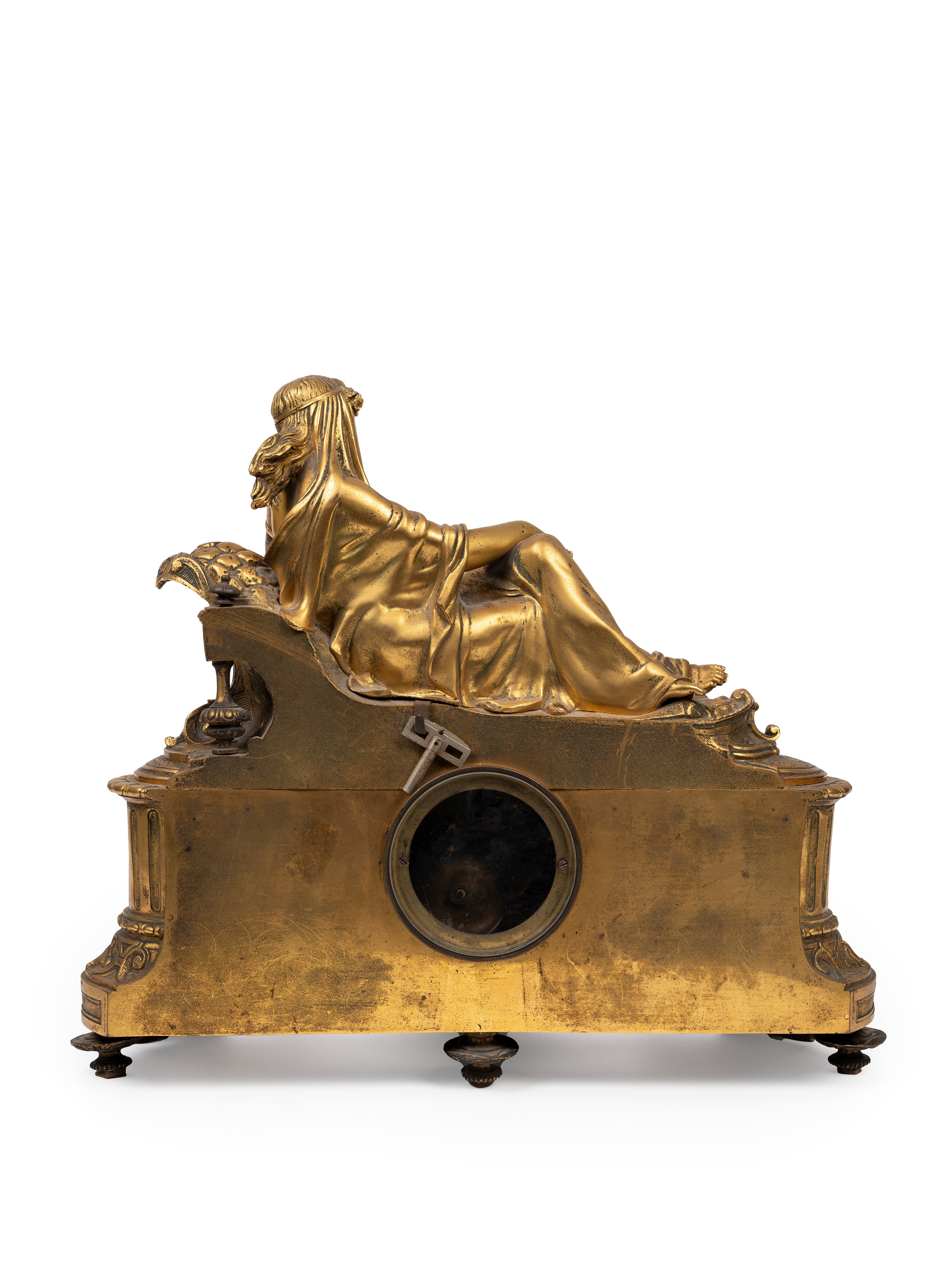 Orologio a pendolo in bronzo dorato con decorazioni in porcellana, Francia, XIX secolo