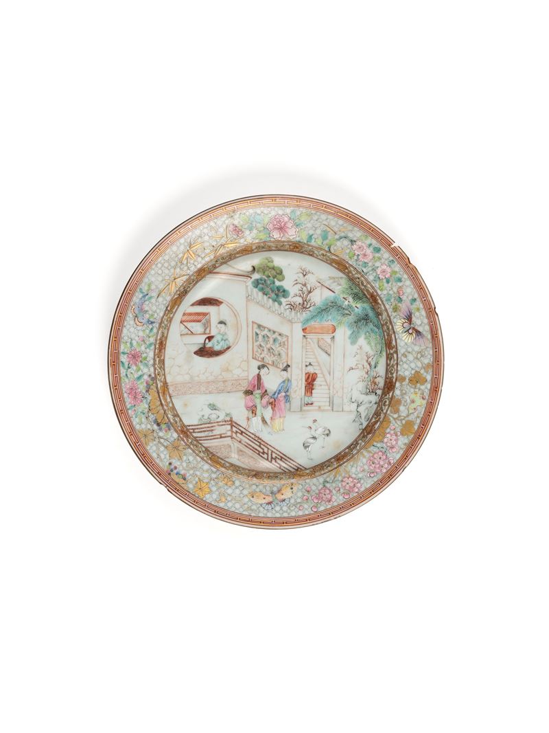 RARO PIATTO IN PORCELLANA FAMIGLIA ROSA CON DECORAZIONI IN ORO