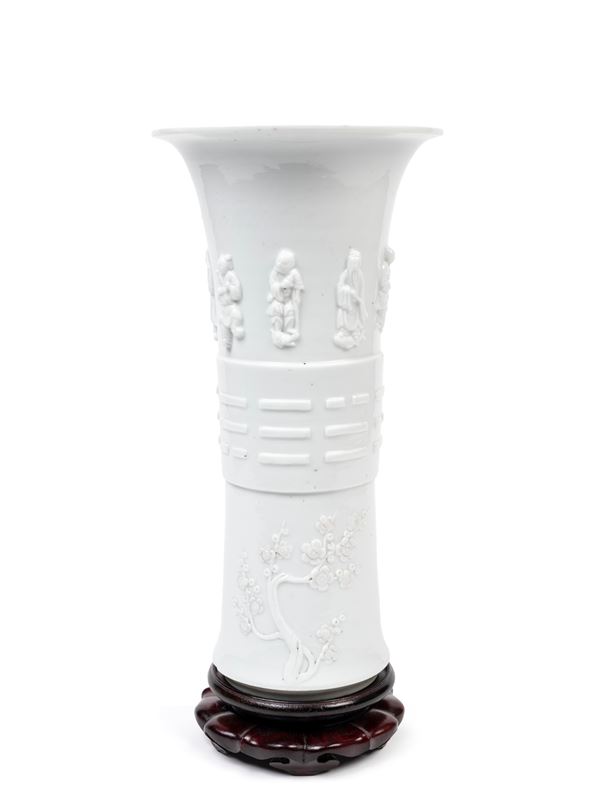 A DEHUA PORCELAIN BEAKER VASE, GU
