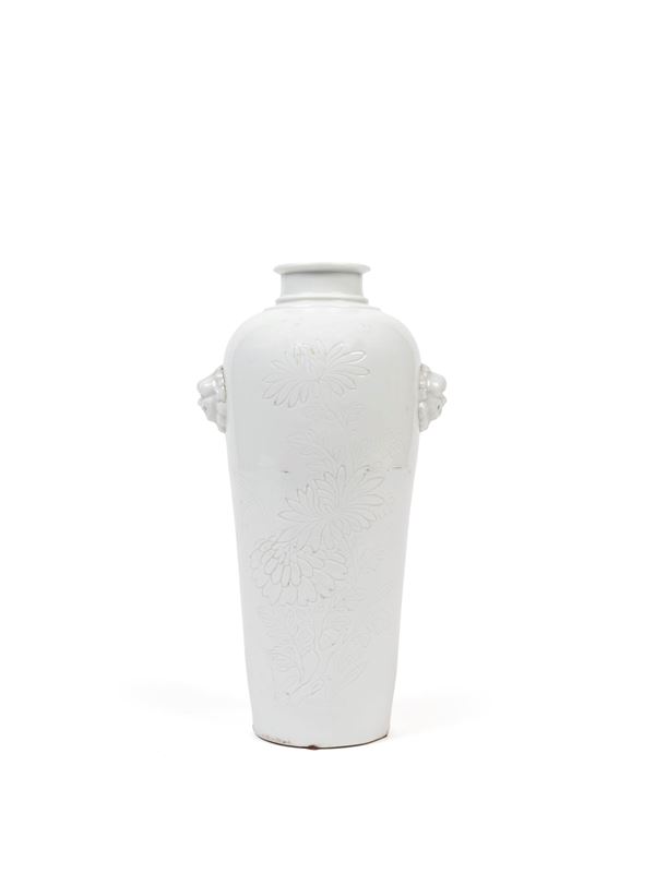 A DEHUA PORCELAIN 'SLEEVE' VASE