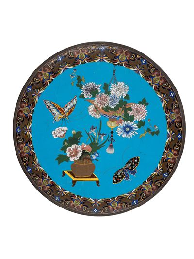 Giappone, Grande piatto in smalto cloisonnè, diametro cm 62, periodo Meiji (1868-1912)