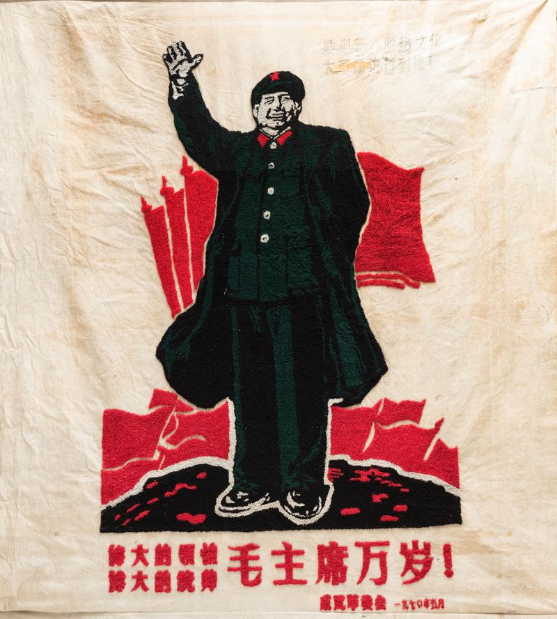 GRANDE MANIFESTO IN TESSUTO RAFFIGURANTE MAO ZEDONG
