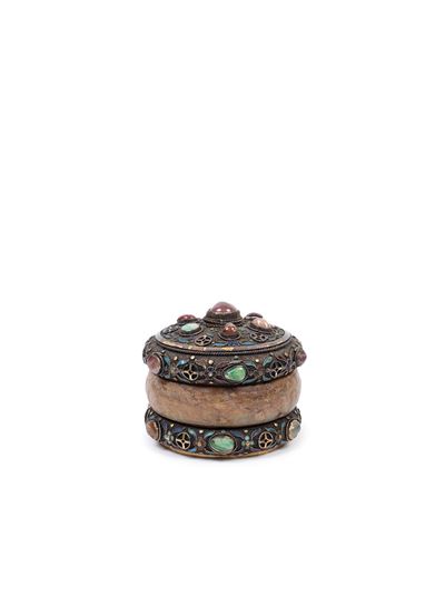 Scatola in argento con giada e pietre dure, Cina, XX secolo