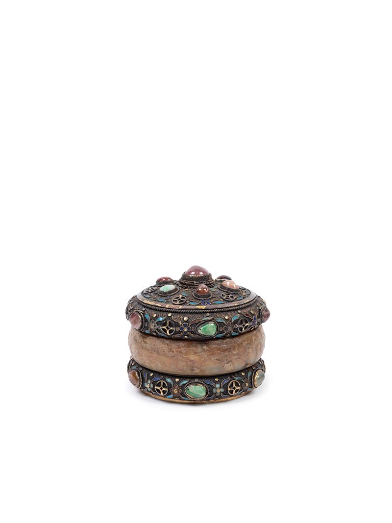 Scatola in argento con giada e pietre dure, Cina, XX secolo