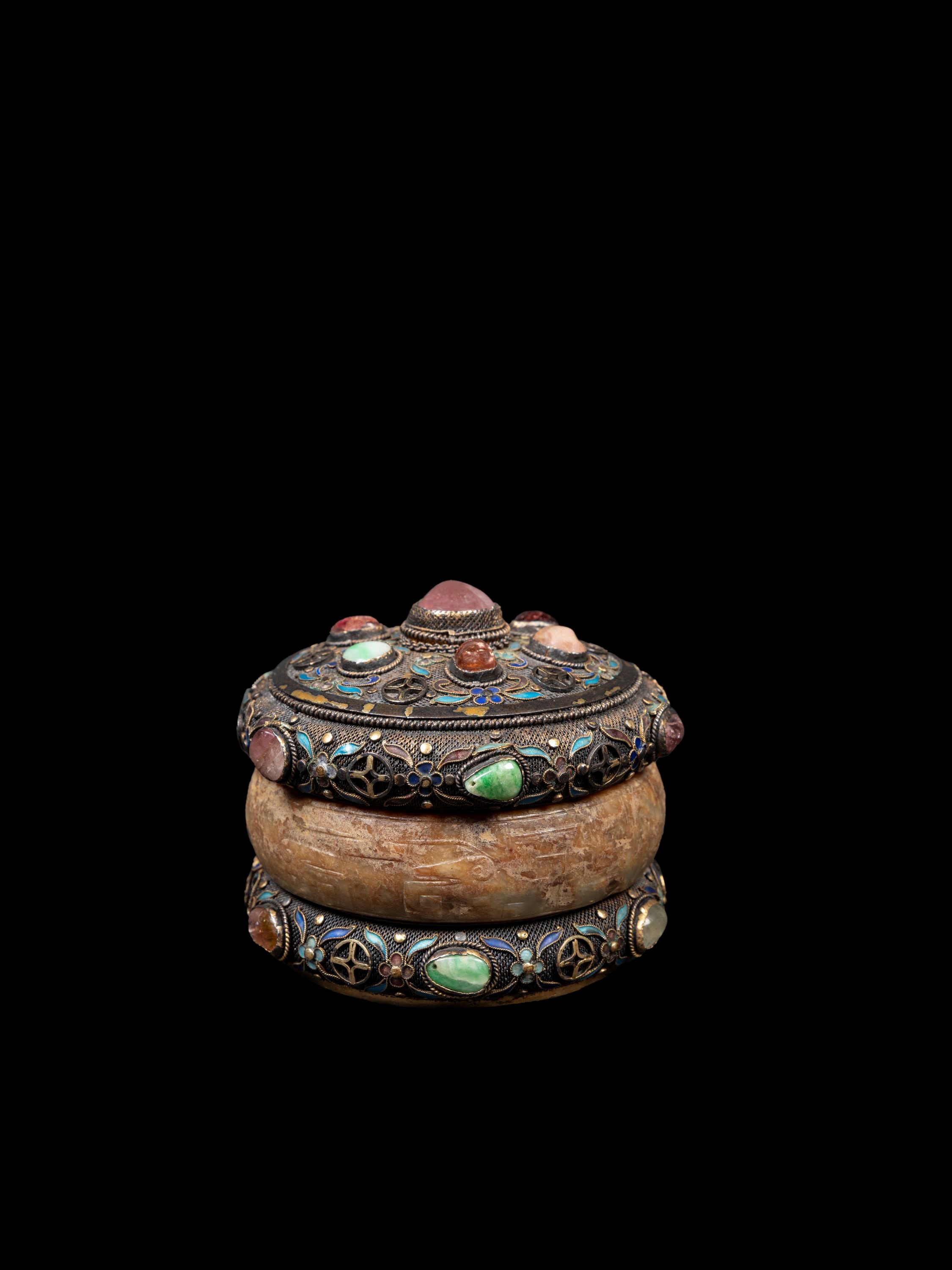 Scatola in argento con giada e pietre dure, Cina, XX secolo