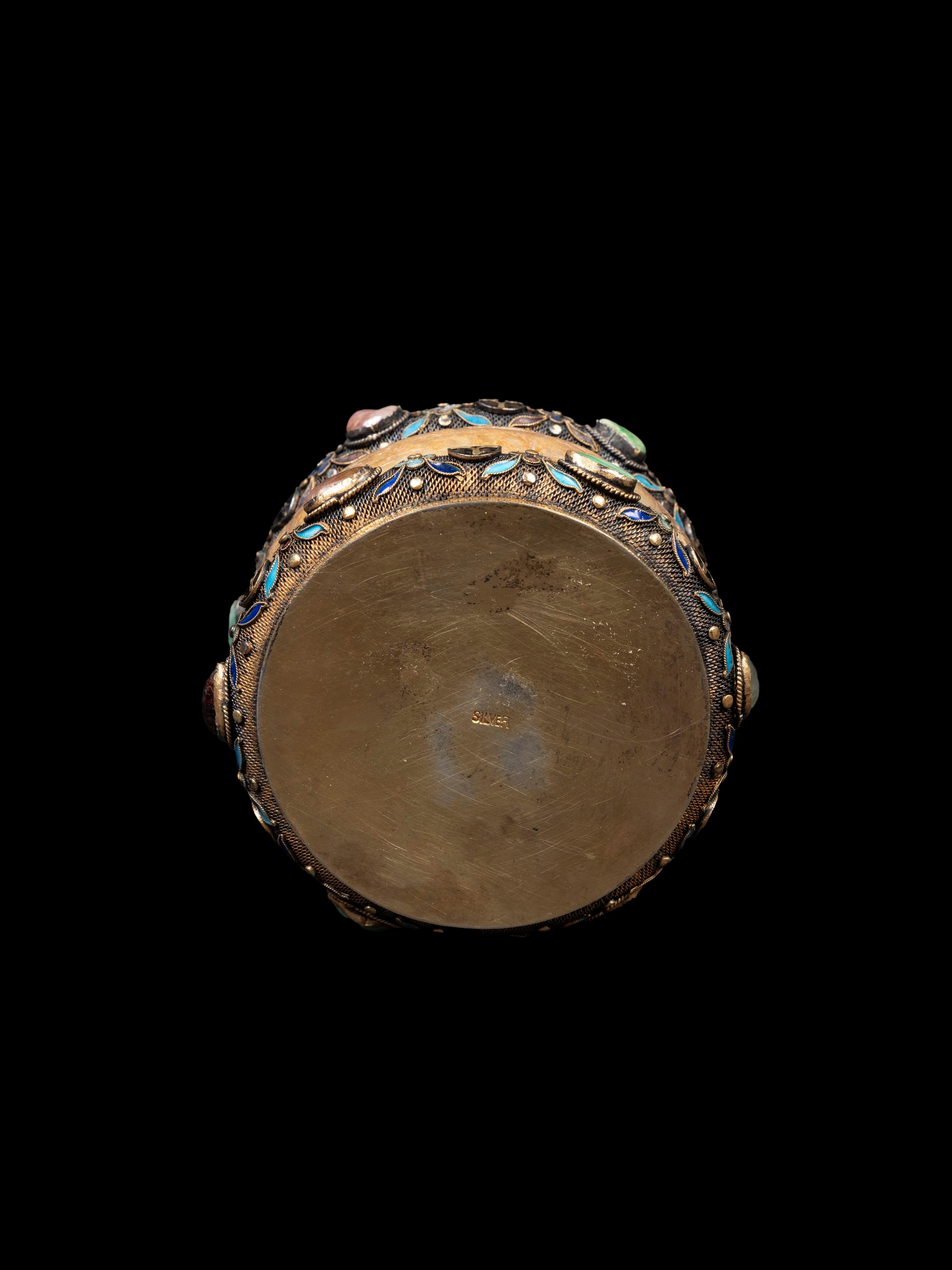 Scatola in argento con giada e pietre dure, Cina, XX secolo