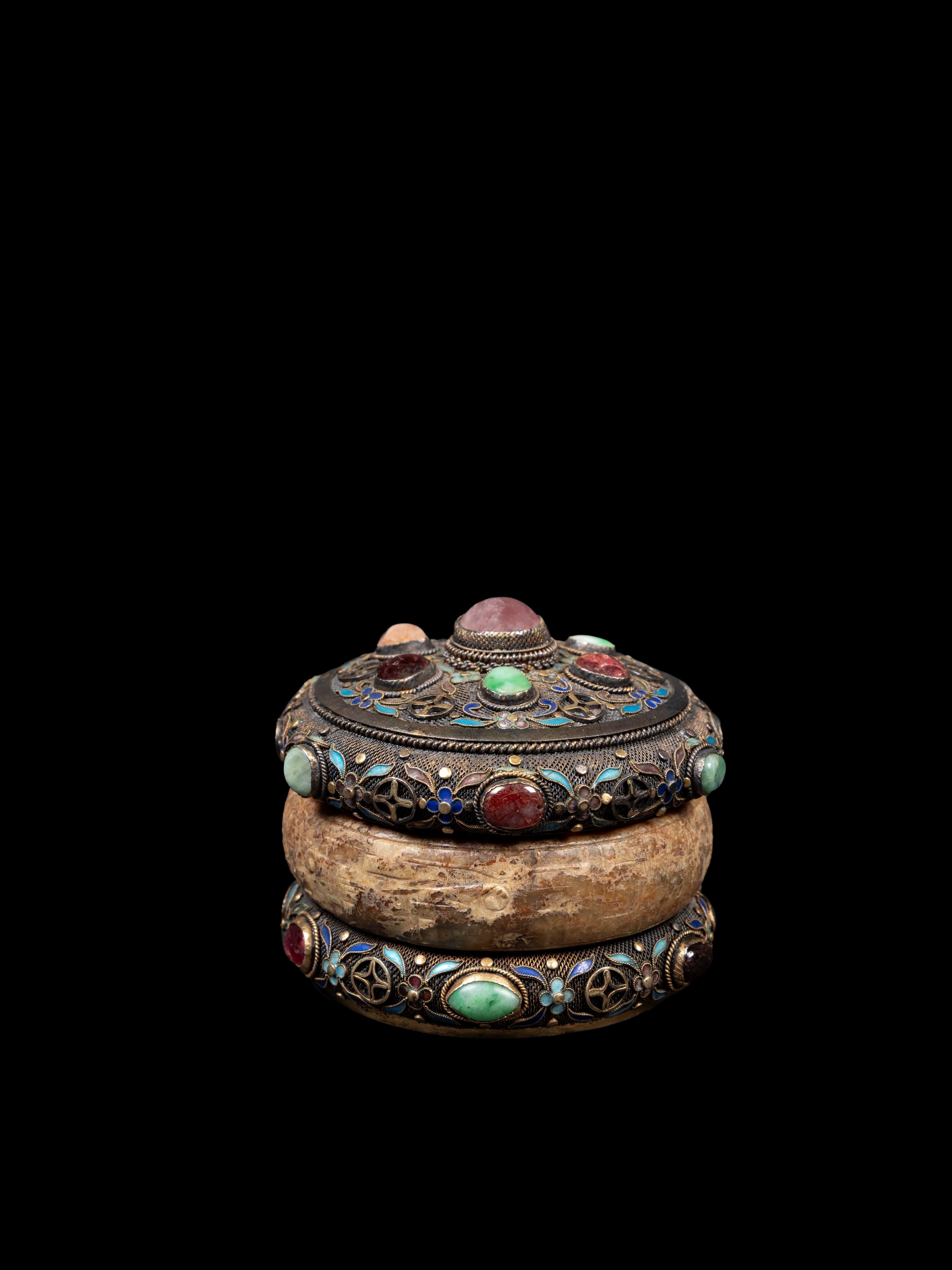 Scatola in argento con giada e pietre dure, Cina, XX secolo