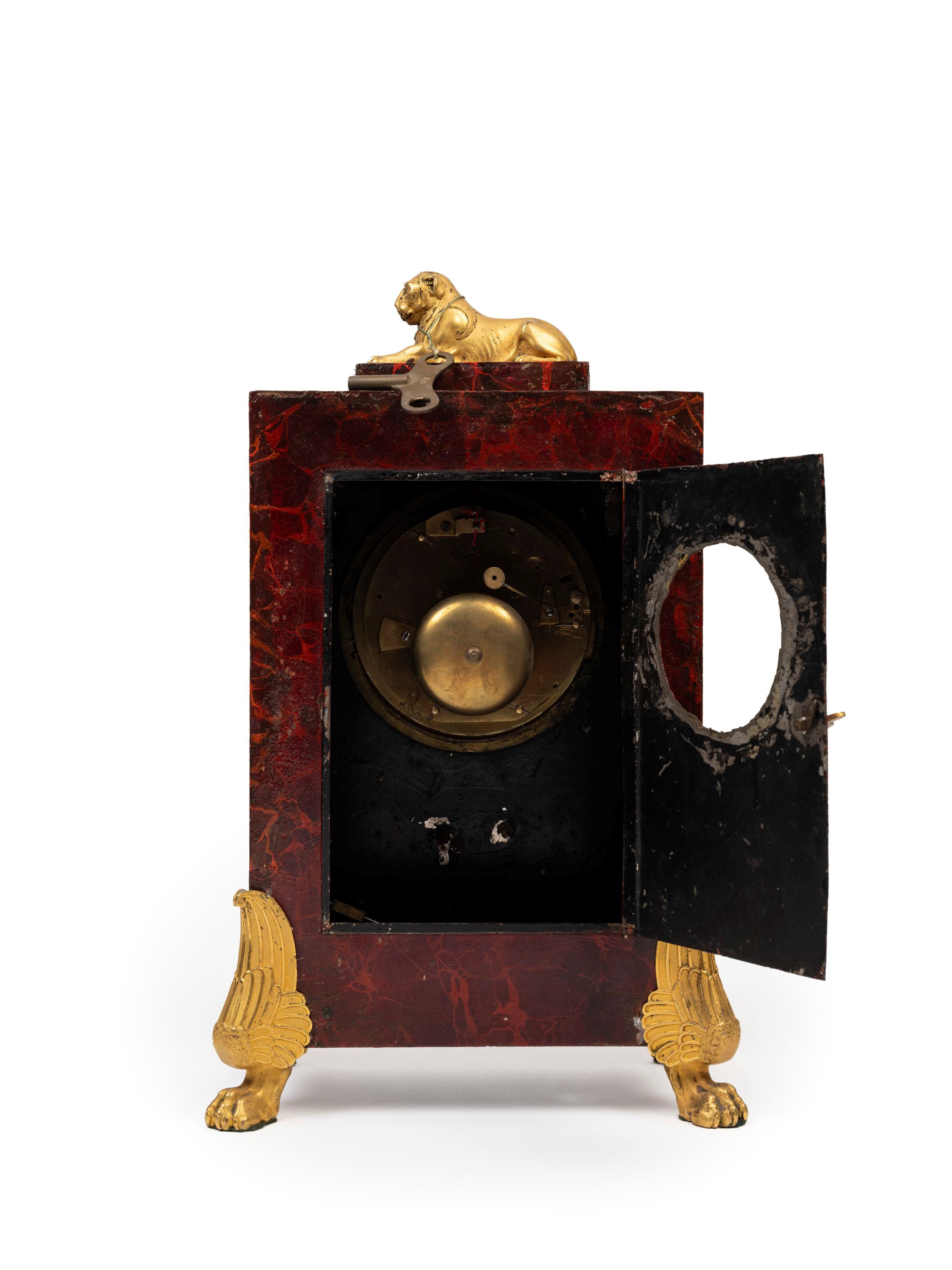 Orologio da camino in tôle peinte con montatura in bronzo dorato, Francia, inizio XIX secolo