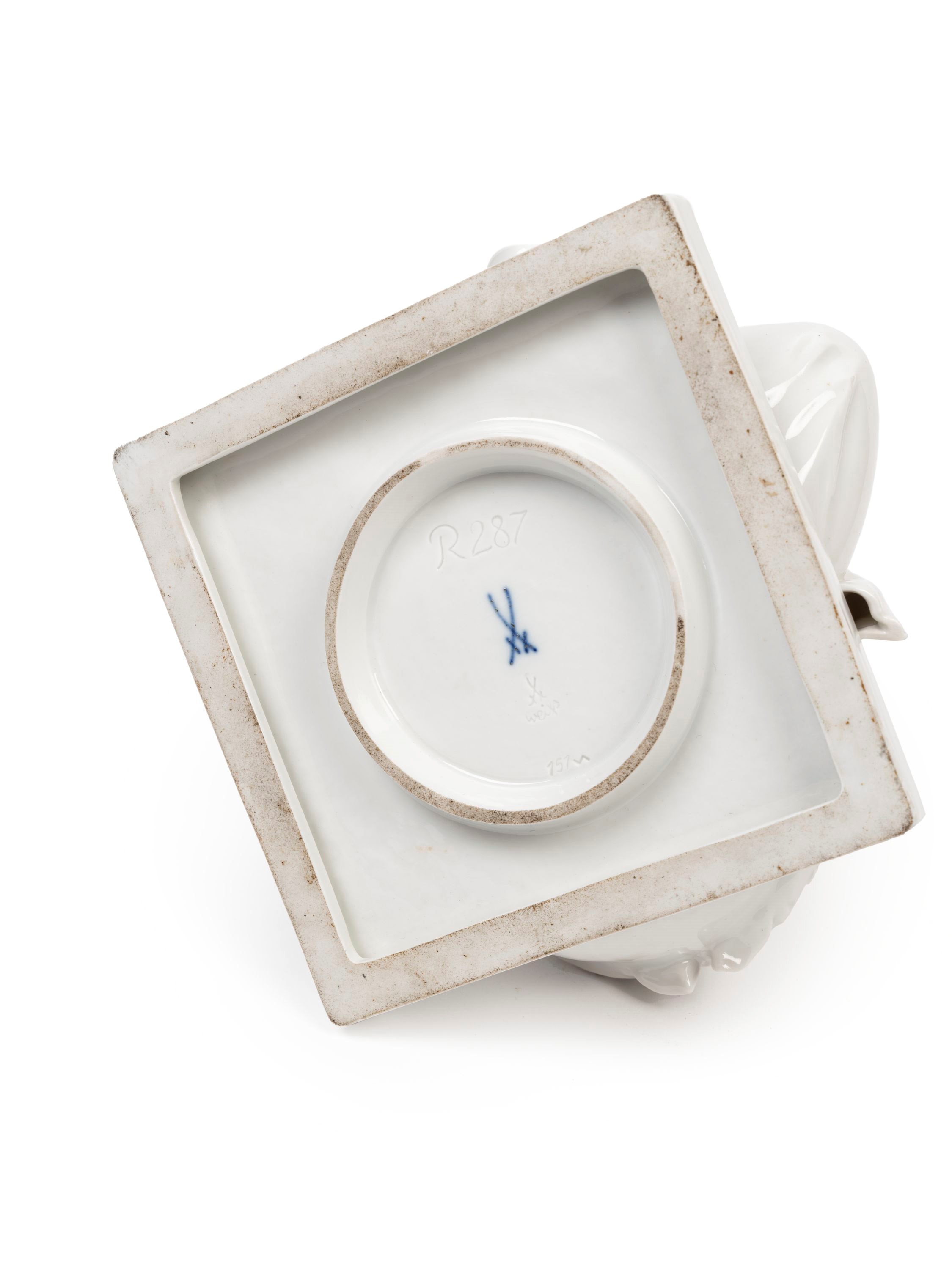 FIGURA IN PORCELLANA BIANCA