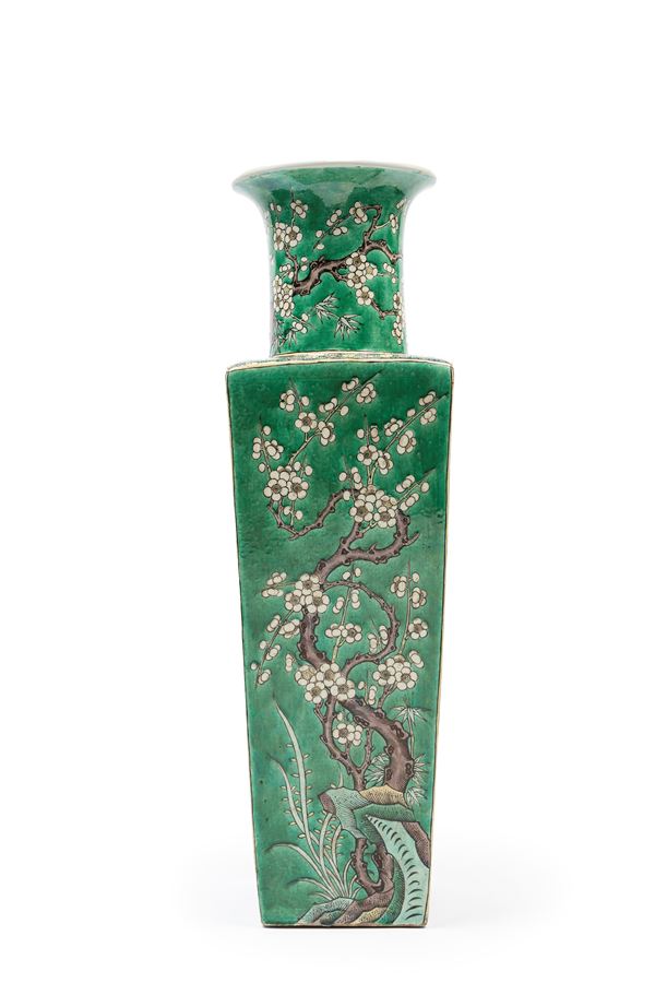 LARGE FAMILLE VERTE PORCELAIN VASE OF BALUSTER COLUMN FORM