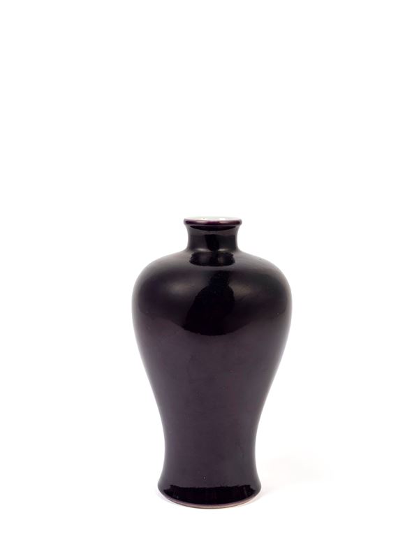 AN AUBERGINE-GLAZED VASE 'MEIPING'