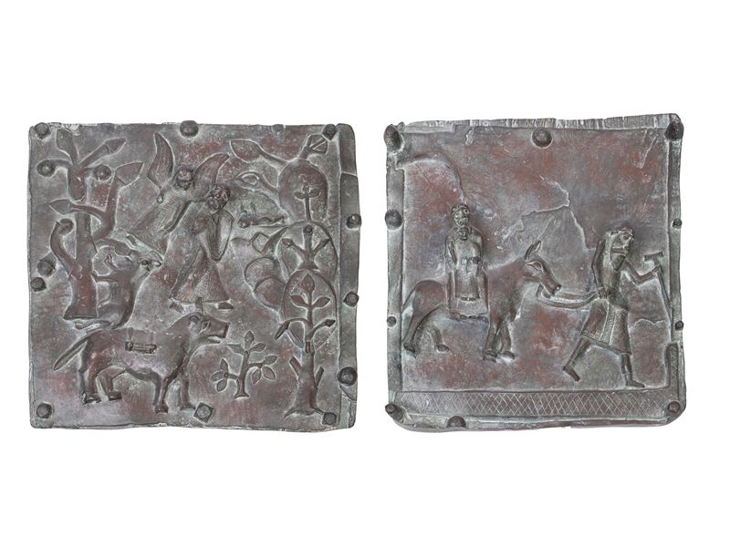 Coppia di placche in bronzo decorate a rilievo con soggetti religiosi, XX secolo
