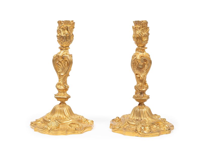Coppia di candelieri in bronzo dorato, stile Luigi XV