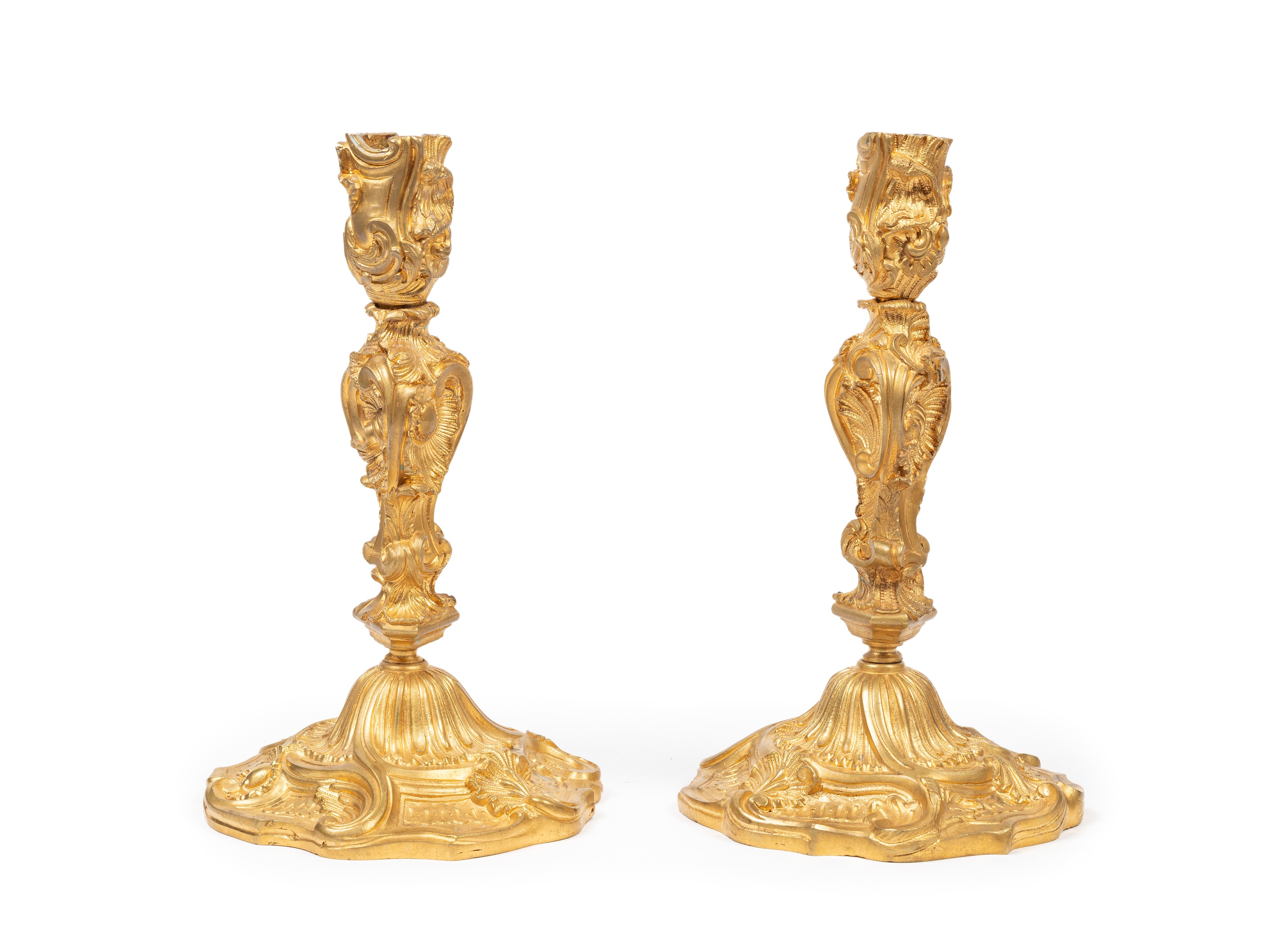 Coppia di candelieri in bronzo dorato, stile Luigi XV