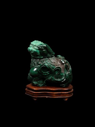 Cina, dinastia Qing, XIX secolo, Scultura in malachite raffigurante un cane di Pho