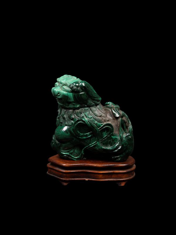 A MALACHITE SCULPTURE DEPICTING A FOO DOG