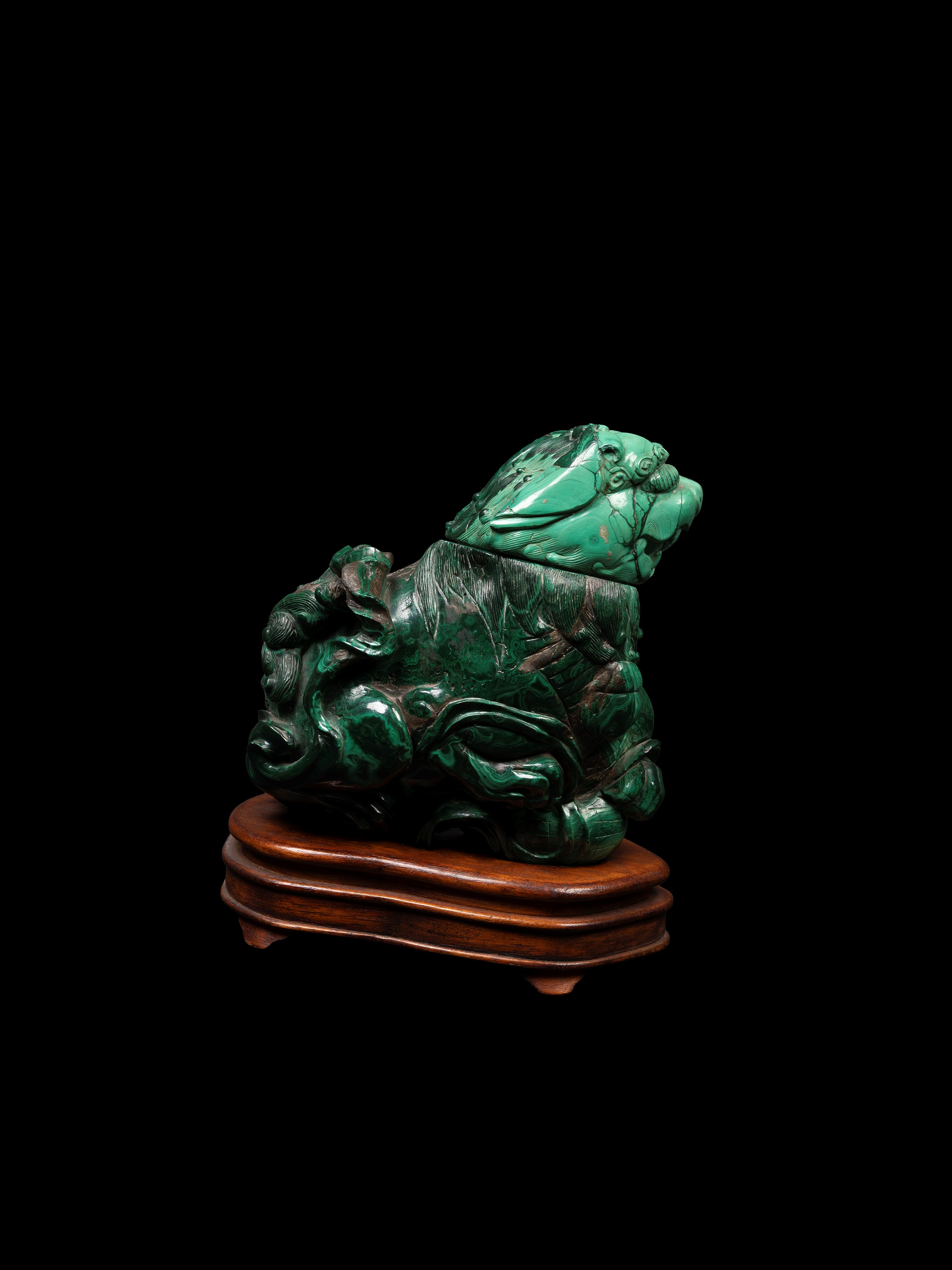 Cina, dinastia Qing, XIX secolo, Scultura in malachite raffigurante un cane di Pho