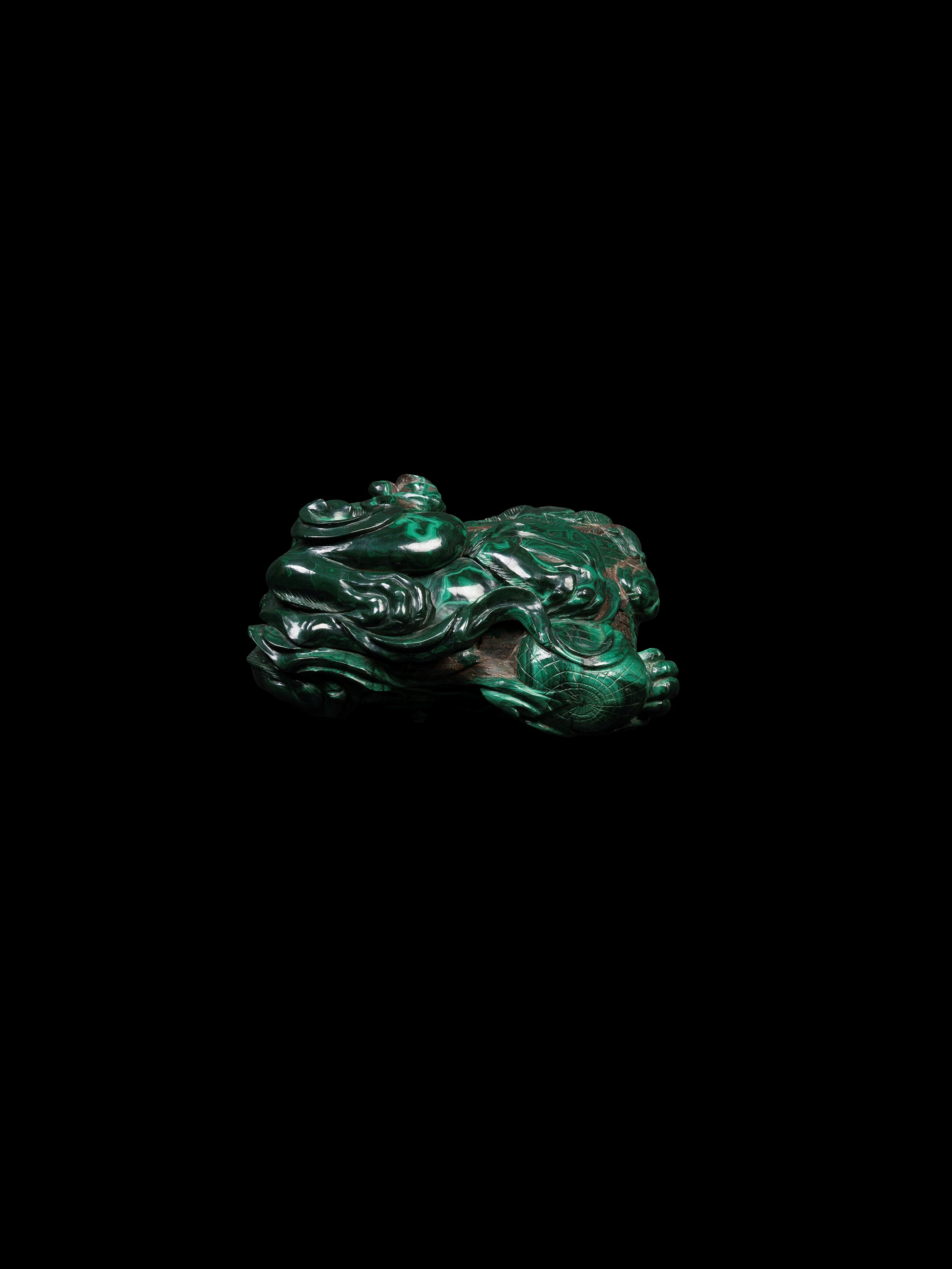 Cina, dinastia Qing, XIX secolo, Scultura in malachite raffigurante un cane di Pho