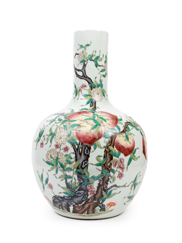 A FAMILLE ROSE PORCELAIN VASE