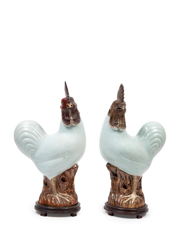 A PAIR OF PORCELAIN FIGURE