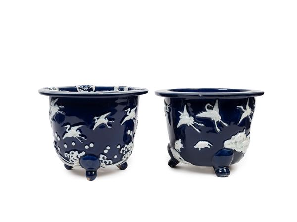 PAIR OF WHITE AND BLUE PORCELAIN CACHEPOTS
