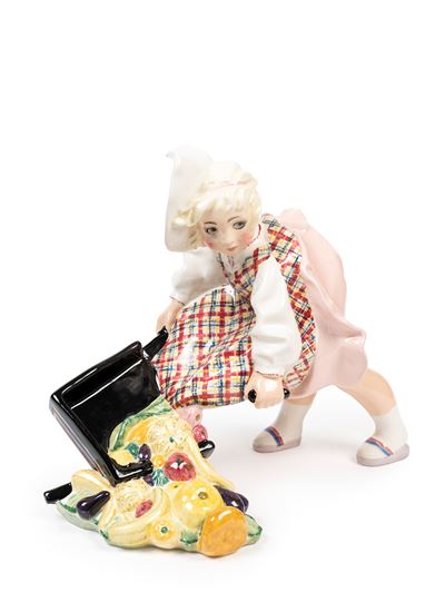 Scultura in terraglia policroma raffigurante bambina con carretto di frutta