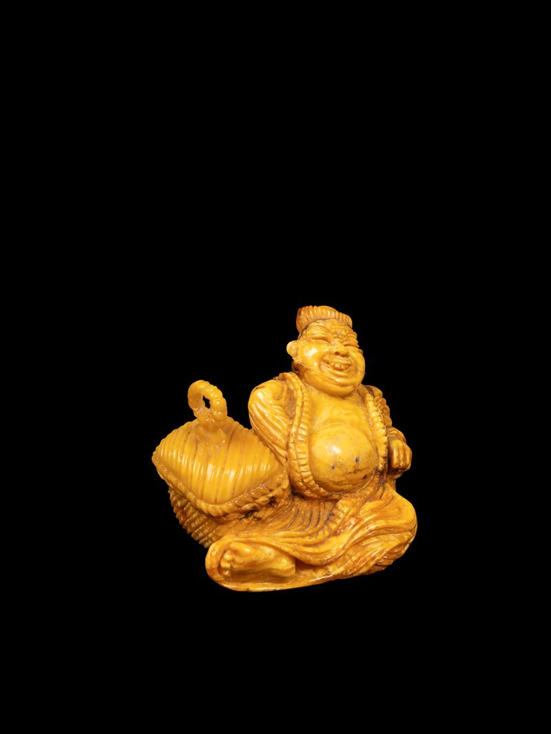 Scultura in ambra raffigurante un mercante, Cina, inizio XX secolo