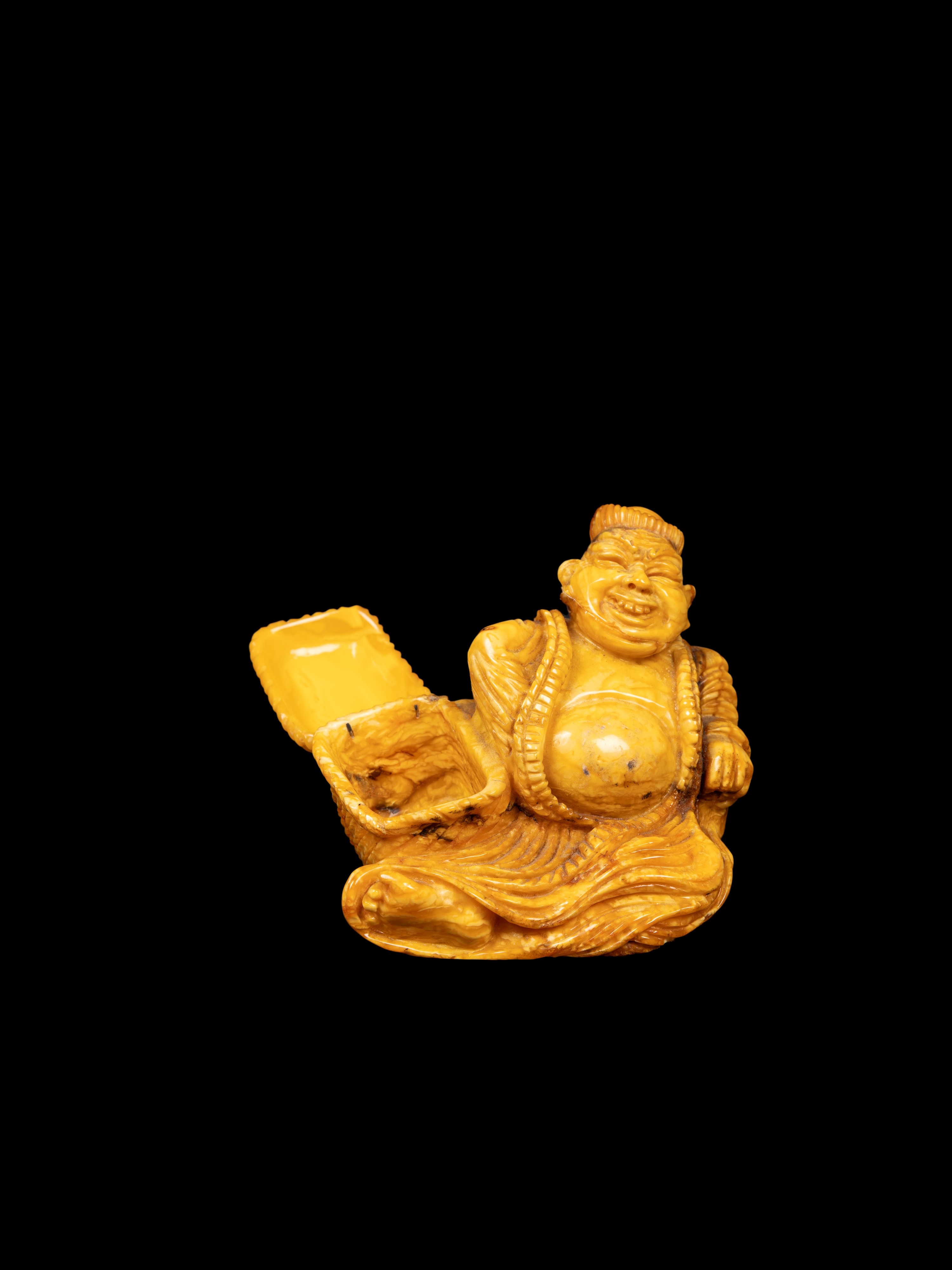 Scultura in ambra raffigurante un mercante, Cina, inizio XX secolo